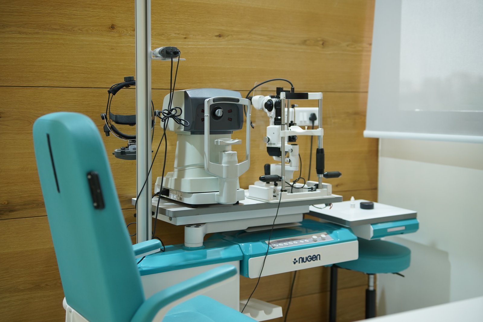 Comprehensive Eye Checkup Station